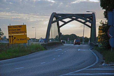 904788 Gezicht op het noordelijke van de twee uit ca. 1938 daterende viaducten over de A2 van het verkeersplein ...